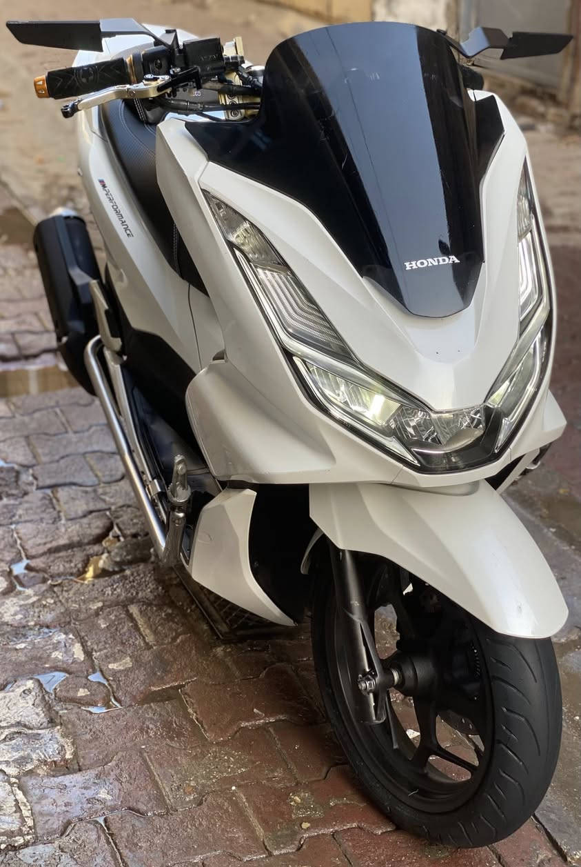 السلام عليكم للبيع
دراجة pcx 2023 ياباني وارد فيتنام 
مو كوري قطعة نادرة من لاخير 

لون ابيض صدفي 
طبت ماشية 4000 زيرو 
الحالي 24 الف حقيقي 
حجم المحرك 125cc 
ستيرن رياضي 4 قطع 
مري شفط اصليات 
درع حماية للدوسات + طلاعات وياهن 
كشن رياضي اصلي مختم pcx 
دبلات خلفية ام البطل 
قبق شوته + قبق كلجات شفاف 
+ اضوية متغير 
الذيل الخلفي رياضي 
قاعده رقم اصلية 
طلاعات القدم الخلفية نيكل Pcx 
درع حديد اصلي حماية قبق كلجات 
تدفئه باليدات + حسام زدحام 
ستان كهربائي بالكوري يجي ملغي للمعلومه 
كفالة كشر + مكينة + كلجات + صوت خشن 
وكهربائيات علمود لتسلني عليهن شرط فحص 
دشبول صافي لا جيك ولا مدري شنو 
وبعد عليه غراض منذكرن 
اكرر كفالة من باب تاخذها 

اي ستفسار متواجد خاص واتساب 
رقمي *********** 

مكانها النهظة شارع شيخ عمر 
قرب باجة الحاتي
