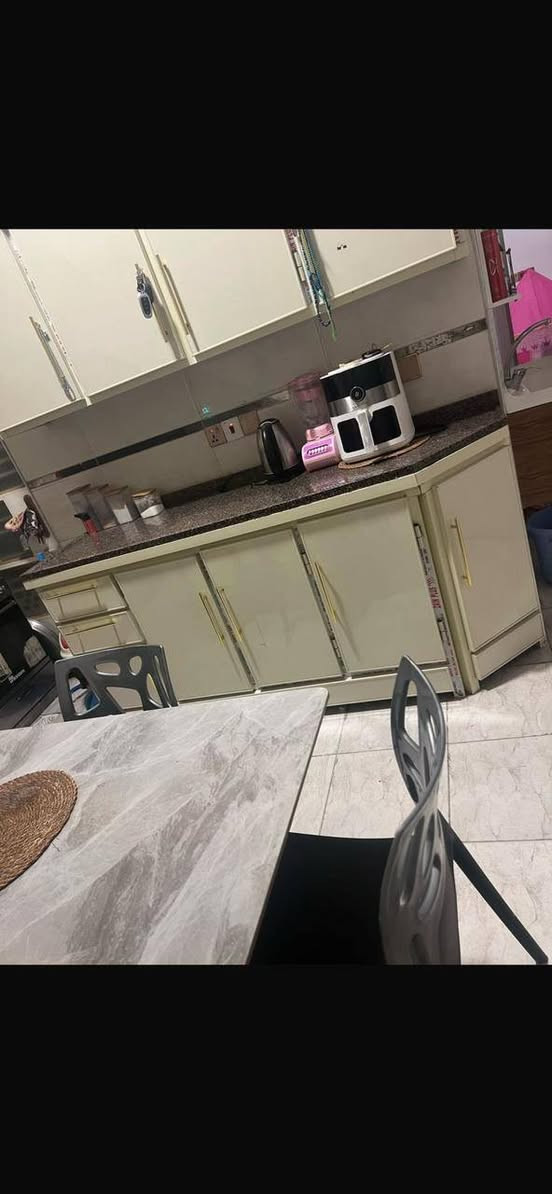 السلام عليكم

دار حديث مساحه 75م

واجهه 5 نزال 15

صاله
مطبخ
حمام 3
غرف نوم 3

السعر 200مليون والتفاوض مع صاحب العقار

بغداد الغزاليه شارع المشجر مربع ضباط الاسرى عالشارع النافذ
للإستفسار *********** *********** مكتب الطائي للعقار
