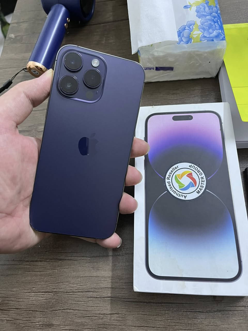 آيفون 14 برو ماكس ماستر عربي شرق اوسط ☑️
ذاكره 256 ✨
بطارية 83 ✨
لون بنفسجي ✨
نظافة 100%
جهاز شخط واحد مابي نفس الصورة كامل اي خلل ترجعة آلية 
سعر 850 الف 
مكاني بغداد كرخ
***********
