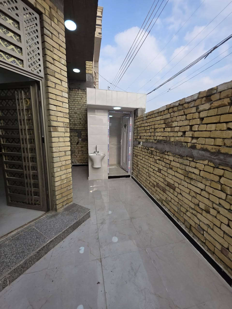 الدار للبيع المساحة 200 متر علة ساحة بناء حديث 2025 منطقة العابجية الستفسار على الرقم {***********}
