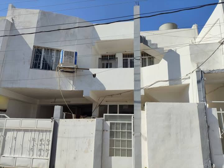 عقار للبيع عباره عن اربع مشتملات
مساحه 250 متر واجهه 10في 25 على شارع عريض عشرين 
وارد شهري 725 ألف
موقع مميز جدا منطقة هادئة قادسيه خلف مصور كوداك 
السعر 185 مع المجال 
للاستفسار الاتصال ***********
او مراجعة مكتب القاسمي للعقار الفرع 3 عنوان المكتب حي الأسرى مقابل صيدلية الجواهر
