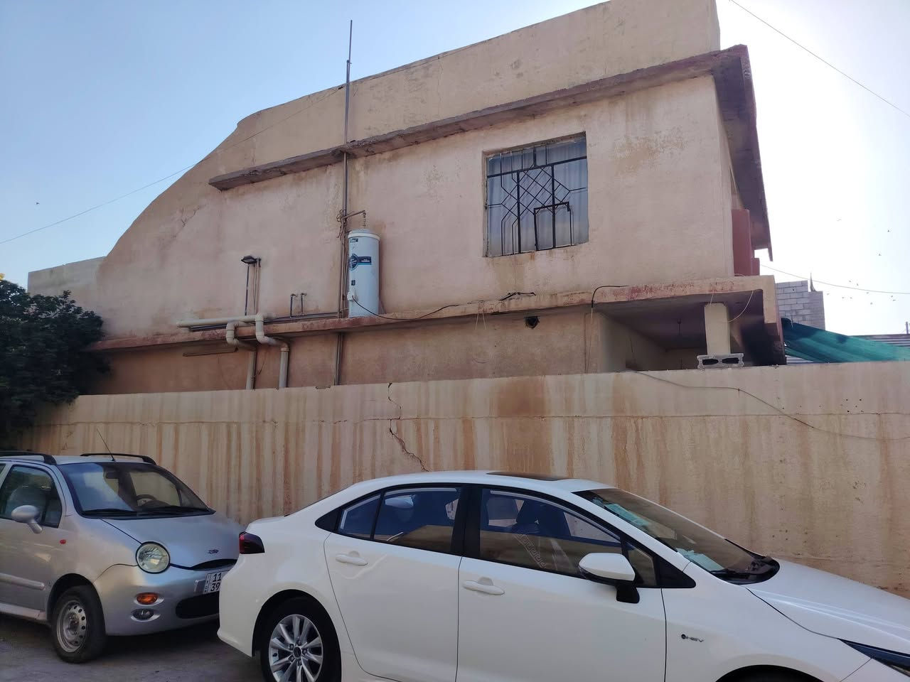 دار للبيع 200 متر ركن بناء قديم حي النداء قرب مدرسه زينب الابتدائية للاستفسار الاتصال على الرقم ***********
