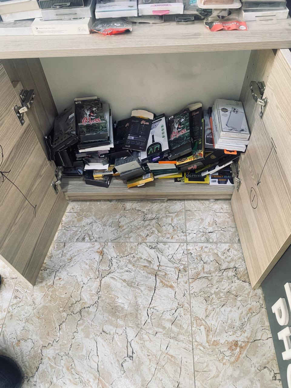 السلام عليكم
محل للبيع كامل ديكور وبضاعة 
بأسم(TiTANIUM)
اعلان خارج المحل (لوحة المحل)والديكور كله مختم نفس الاسم
للتفاصيل واتساب
***********
***********
