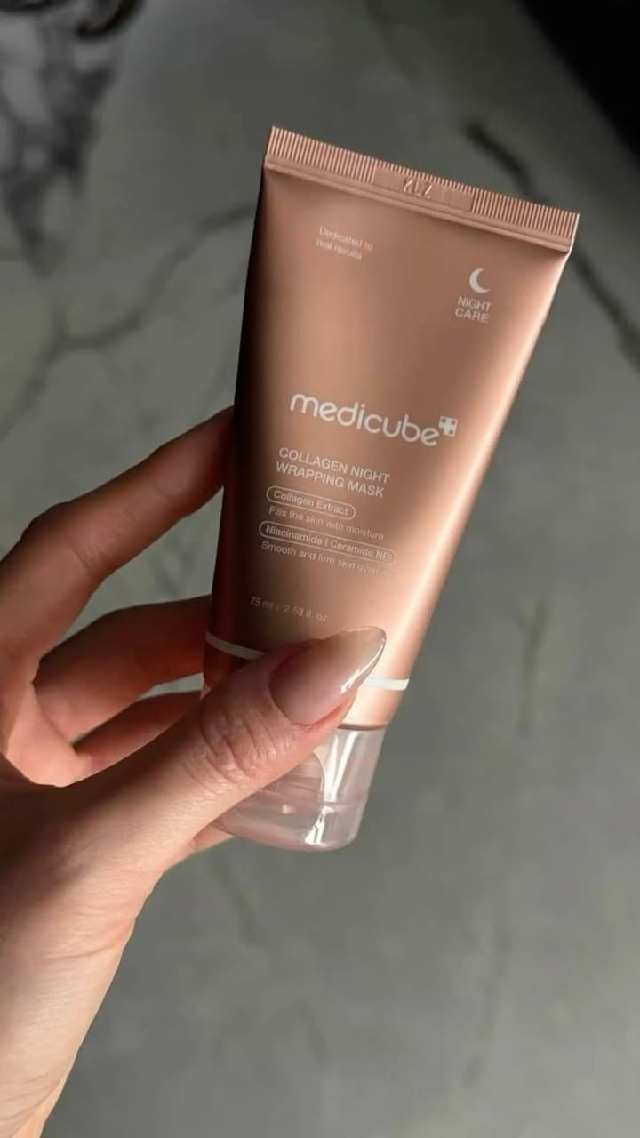 الاصلي 💯 %
ماسك الكولاجين من مديكيوب السحري🫶🏻
قناع ليلي تخلي ؏ بشرتك كآخر خطوة من روتينك اليومي وراها تنامين
 والصبح من تكعدين من النوم راح تشوفي صاير ؏ شكل طبقة زجاجية تجنن ؏ البشرة🤤
تشيلي من على البشرة وتستكرين على هذا الروتين يومياً بالليل
الفائدة منه انو هوَ يحبس رطوبة بشرتك ويغذيها طول ساعات النوم
يحسن من مرونة البشرة ويخليها أكثر تماسك
تركيبته مناسبة لجميع أنواع البشرة، بما في ذلك البشرة الحساسة
مكوناته الاساسية❤️‍🔥😍 :
هيالورونيك اسيد, نياسيناميد, كولاجين, سيراميد, غليسيرين
خالي من العطور و الكحول و البارابين✅

💰السعر 65دينار فقطط
للحجز والاستفسار على الخاص 💟


**إذا كنت صاحب هذا الإعلان وتريد حذفه لأي سبب، رجاءا أرسل رسالة إلى الدعم الفني**