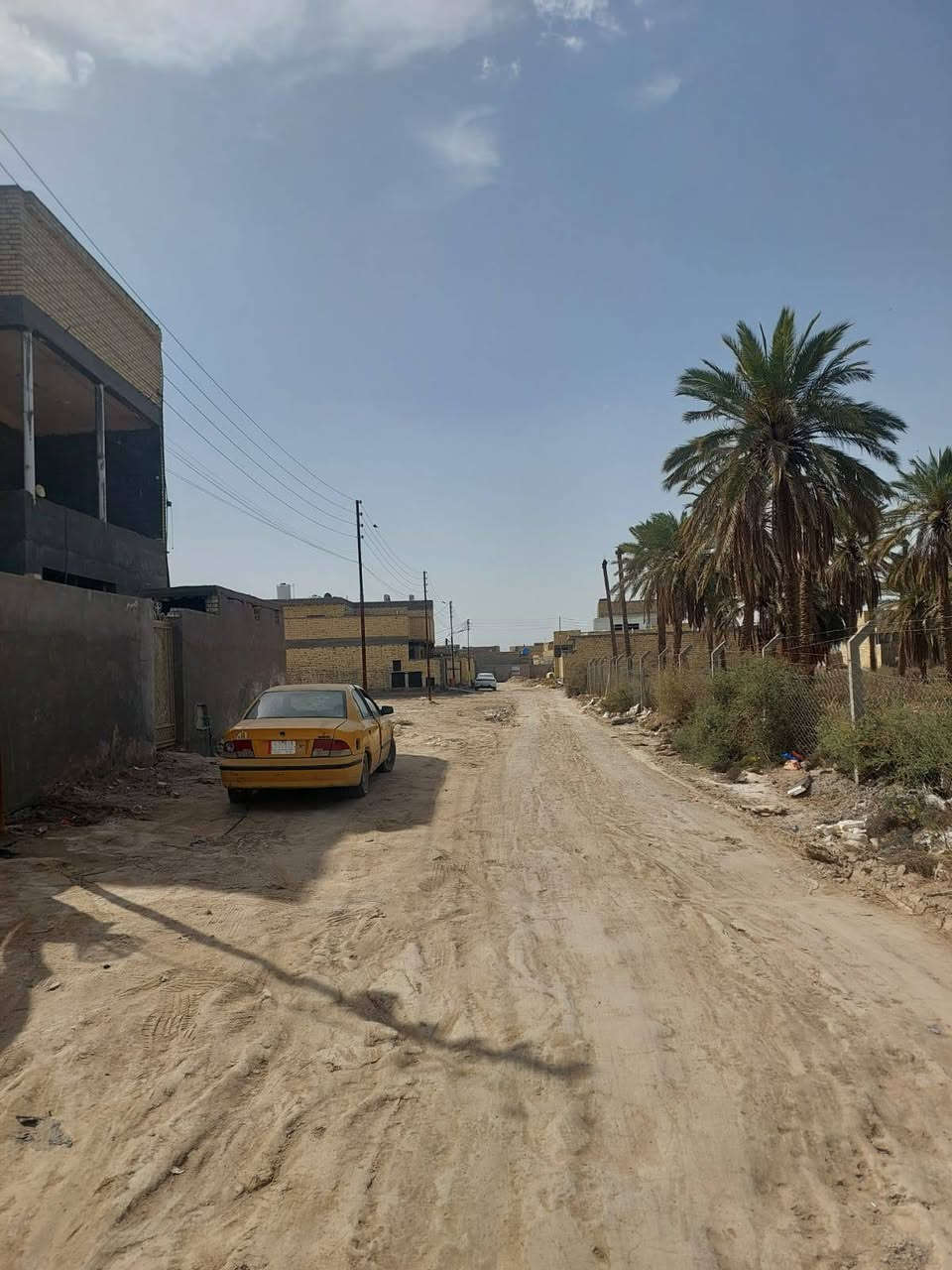 دار للبيع طابقين بناء حديث طابو اسهم مساحة ٦٠٠م السفينة الشارع السياحي قرب مدرسة الواثق شارع الرسول الأعظم صلى الله عليه وآله وسلم..
الطابق الأول: استقبال مساحة ١٥م×٦مع صحيات عدد٢ يحتاج إلى تطبيق أرضية... 
صالة استقبال +صالة عائلة +مطبخ حار بارد +غرف نوم عدد ٢واحدة نظام سويت مع صحيات مشتركة... 
حديقة أمامية، وحديقة خلفية مساحة ٢٠٠م... 
الطابق الثاني غرف نوم عدد (٤)ثلاثة نظام سويت... 
شارع عرض ١٠مع خدمات كهرباء ماء مجاري... 
السعر(350)مليون مع المجال والتوفيق من الله سبحانه... 
للاستفسار (***********)....
دار للبيع طابقين بناء حديث طابو اسهم مساحة ٦٠٠م السفينة الشارع السياحي قرب مدرسة الواثق شارع الرسول الأعظم صلى الله عليه وآله وسلم..

