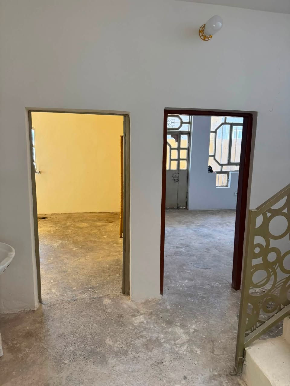 بسم الله وعلى بركة الله 🌹
بيت للبيع ملك صرف 125 متر ركن 
على شارع عشرين متر 
البيت فارغ وجاهز للسكن 
العنوان بلد خلف محلات حجي عدنان
او مقابل بيت سيد حارث 
تحويل مباشر بلطابو باسم المشتري
باقي التفاصيل داخل الفديو
للاستفسار اكثر يرجى الاتصال على الرقم
***********
