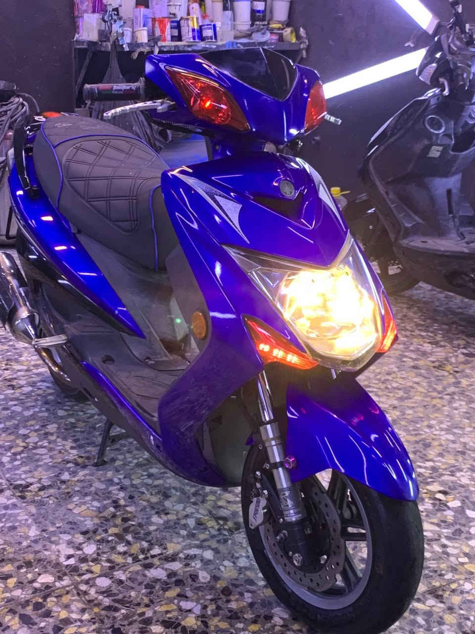 🙋‍♂️سلام عليكم دراجه سكنس لد مكينه بلادي تزويد خارجي والدراجه كفاله من كلشي الدراجه حيل جديده 
1.بيه ويل نجمه مال رمبه 
2.بيه صدر LZمختلف فج ينشد يمنه يسره يعنيينشد شمعه 
3.بيه كشن رياضي اجه بيه 
4.بيه قبق هندر كوسو 
5.بيه صالنصه بنبل بيز 
6.بيه يدات شارك 
7.بيه ستاند صفح بوش 
8.بيه قاعدت رقم كوسو 
9.بيه قبق فلاوين شارك 
10.بيه طلاعات انسي واي
11.بيه قبضات 
12.بيه كامرات اجني بيه 
13.بيه قبق جوزه 
14.بيه تايرات جلاتين مال رمبه 
15.وبيه اشير وسكنات حمر 
16.بيه كلجات كلجات قويات اجني بيه 
وبعد بيه نواعم اسف عله الطاله الدراجه غاليه الميعرف بسعارهن ليراسلني 💁‍♂️وهاذه رقمي ***********
