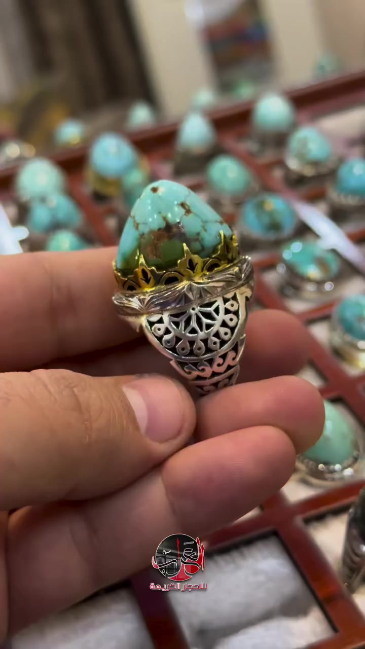 عروس اول على اول لا مثيل لها …
خام مستوى جدا عالي من الفيروز النيشابوري الطبيعي سمائي ممزوج بالاخضر من نوادر الوان الفيروز قصة عبدالرزاقي هرمية عالية جدا صياغة الاستاذ المبدع جواد صمدي  مقاس "24" ***********
