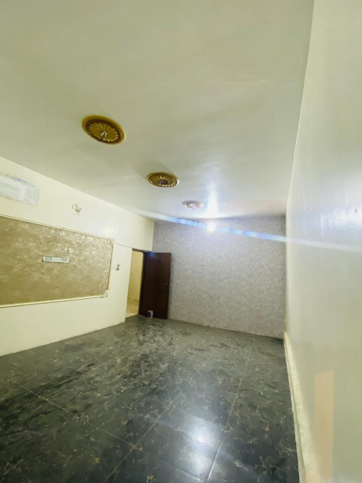 🏠 للإيجار في بغداد – البلديات
بيت طابق أول مساحة 150 م²، يتكون من:  
• استقبال  
• غرفة نوم  
• مطبخ  
• صحيات  

📍 الموقع: بغداد – البلديات قرب مجمع الشذر الطبي  
يبعد عن الشارع العام حوالي 3 دقائق.

📞 للاستفسار: ***********
