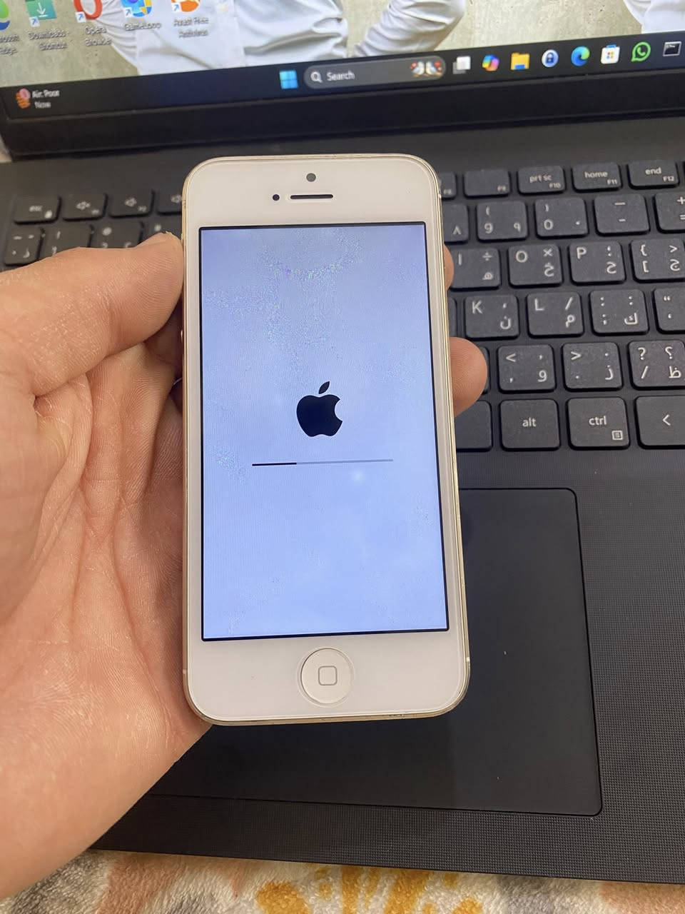 السلام عليكم      ايفون 11 عادي بطاريه بلاديه 81 ذاكره 128 مبدل شاشه تفصيخ وضهر وبصمه الوجه لازم عل الحاسبه ب10 الف تصير ومن بدلتله صارت خنه بل السماعات المصلح كال بس ينفتح يرهمن عدل ما بيهن شي لان بلادي   وموضح بعض التفاصيل بل الفيديو . 

ايفون 5 ذاكره 16 موضح بل الصور بطاريه ما تطلع وشغال السيمكارت وتكدر تخلي بي ايكلاود 

السعر ثنينهن 200 الف وبيهن مجال الشراي يراسلني واتساب او يتصل عل الرقم ***********
