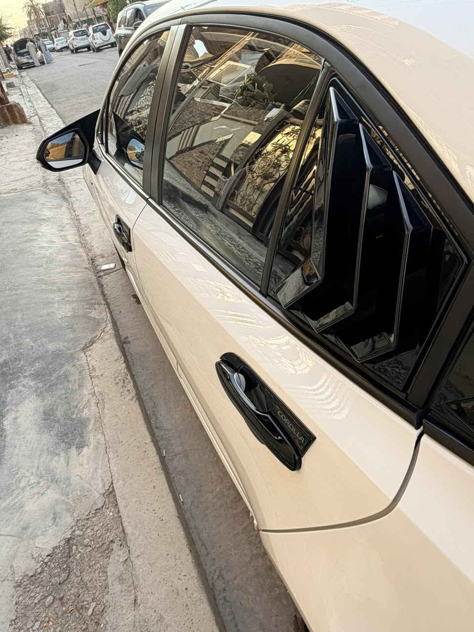 🚘 تويوتا كورولا هايبرد 2024 HEV🔋
⚙️ المحرك:
1.8 لتر بنزين + محرك كهربائي (هايبرد)
قوة إجمالية تقريباً 121 حصان
ناقل حركة أوتوماتيك E-CVT
دفع أمامي

✨ أبرز المواصفات:
✔️ شاشة وسطية كبيرة
✔️ عدادات ديجيتال
✔️ تشغيل بصمة + دخول ذكي
✔️ كاميرا خلفية
✔️ مثبت سرعة
✔️ رادار
✔️ إنارة LED أمامية وخلفية
✔️ ويل كب ألمنيوم رياضي

🛡️ أنظمة أمان:
وسائد هوائية محيطية
ABS + EBD
نظام مانع انزلاق

ماشيه ٢٨ الف وقابل للزيادة

السعر ١٥٥
بيه بالدعاميه الخلفيه شخوط ومصبوغ بكارت 
موجوده الصوره مرفقه
بغداد الزعفرانية
واتساب 
770 947 6608‬
ملاحظة السيارة مصروف عليه هواي 
كاعيات السيارة بلادي بجيس بعدهن
وكله جديد


**إذا كنت صاحب هذا الإعلان وتريد حذفه لأي سبب، رجاءا أرسل رسالة إلى الدعم الفني**