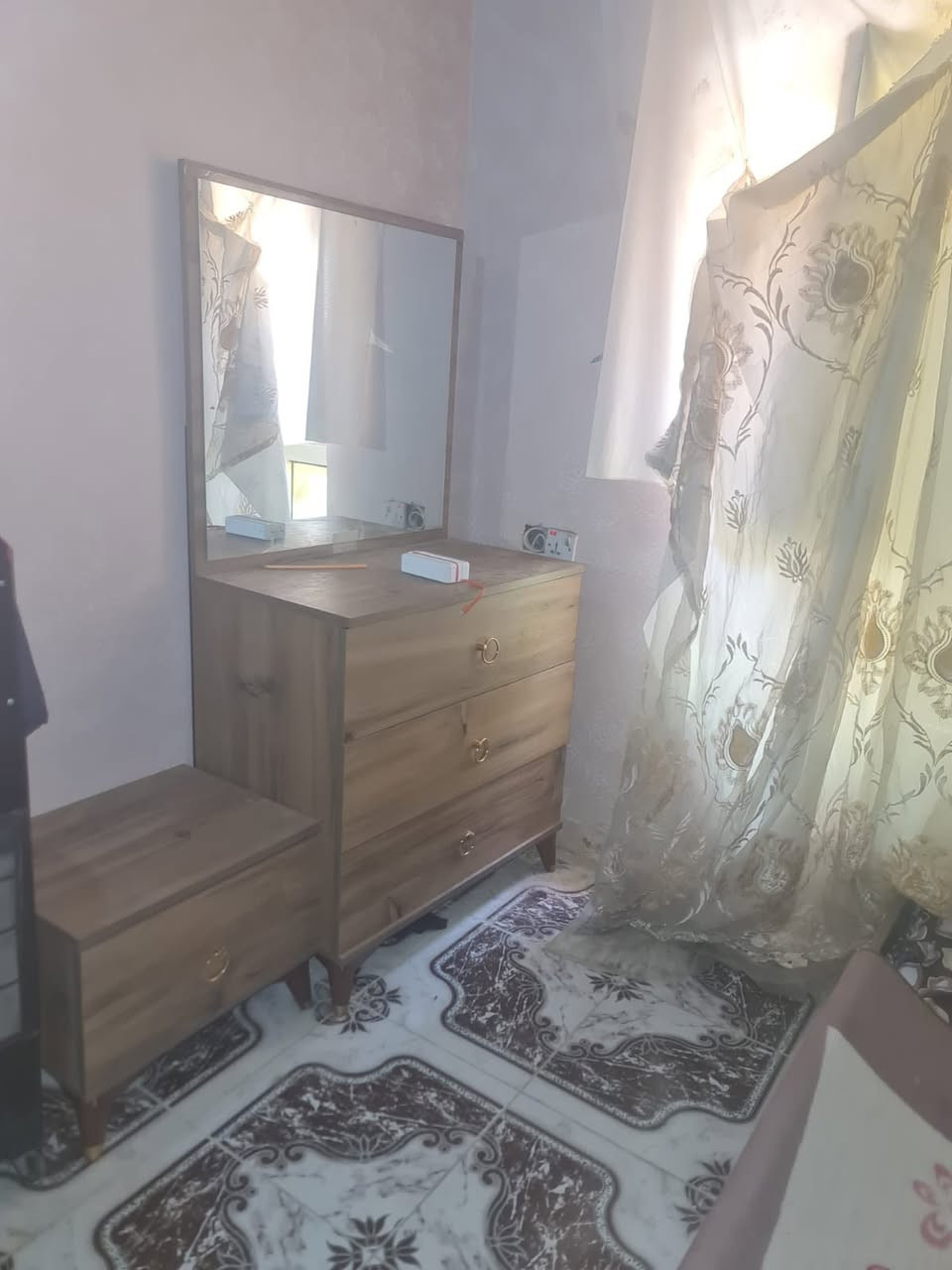 غرفة اخشاب نضيفه مرتبه للبيع بسعر مناسب 
للستفسار  ***********
عنوانه بكرجو شارع عوال مقابيل حديقه كوستجم
