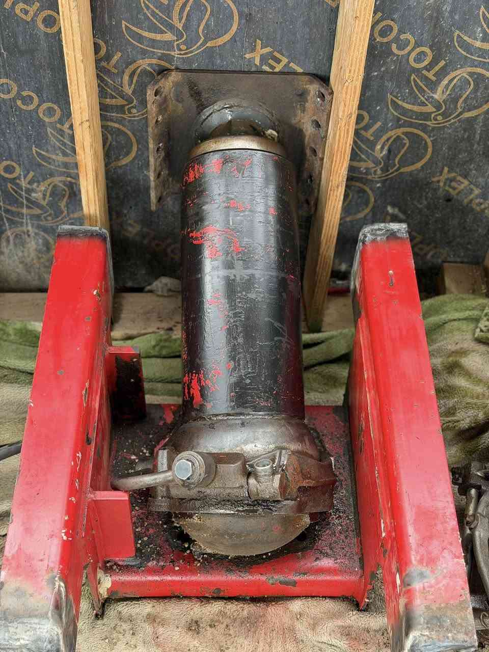 سلام عليكم للبيع جكات ً وجاملغات بلاستك ٤ و كنترول مال جاكات ثنين للسفسار ***********
شرط كلهن شغالات المكان البصره
