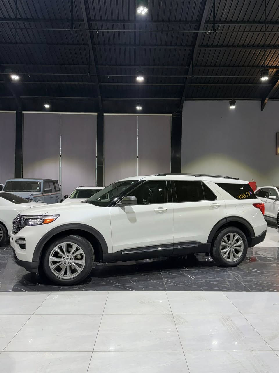 السيارة:-  FORD EXPLORER 2023

ماشية:-61 الف
محرك:- 4 سلند  2.3 توربو 
مواصفات:- XLT
حادث : قطعتين مصبوغ  
ملاحظة : صور حادث منشور  
مكان سيارة : اربيل 
تفاصيل اكثر الاتصال علی ارقام التاليه 

كورك : ***********
اسيا : *********** 
شركة ريبوار سالار صالح 
اربيل شارع ١٠٠م مجاور شركة ازاد
