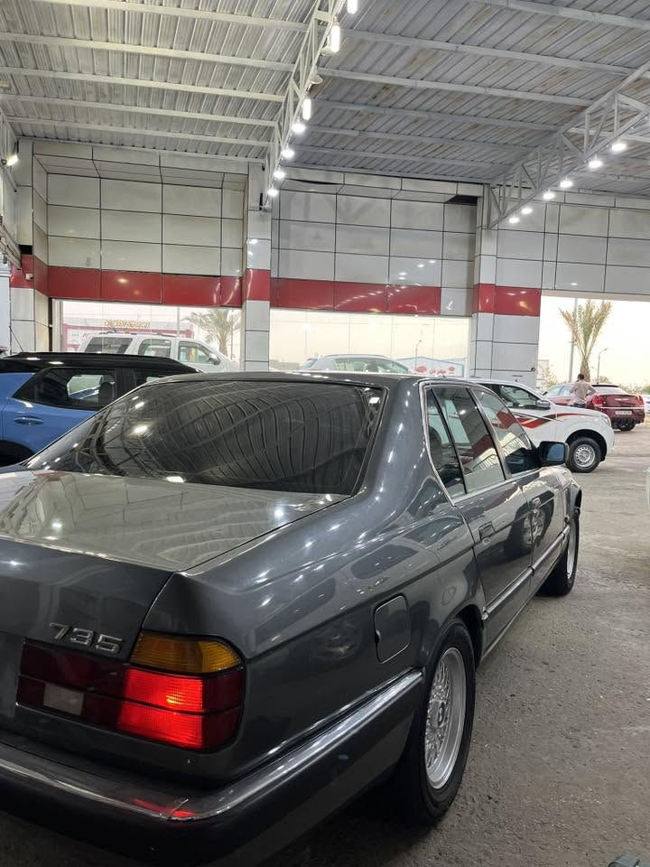 السلام عليكم  من رخصت لادمن BMW1991 البيع السيارة جديدة مرشوشة جمالية بدون ضربة  السيارة كفالة مكينة كير حدادة ستوني شادهة جديدة تخم تاير جديد التواصل ***********
