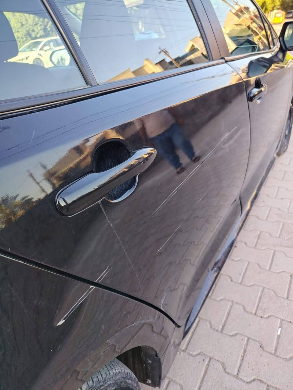 كورلا 23 le محرك 2000 بانزين حادثهه بابين عكس السايق والبابين الثانيات بيهن طخه موضحه بالصوره ماشيه 85  الف كيلوا. رايدهه ب137مكاني بغداد
***********
