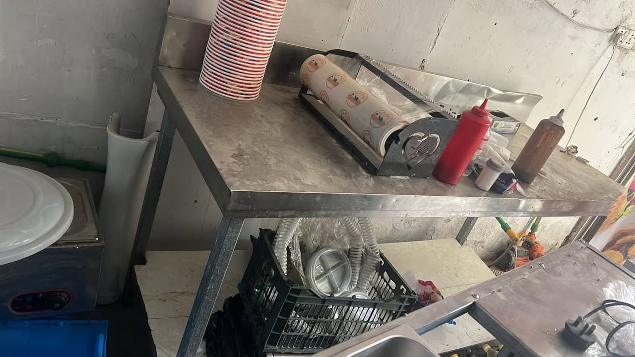 متوفر سنك ب150 
ميز ستيل 2 متر ب100 
والمتر ب70 
ميز مع 2 كراسي الميز جام ب45 
عرضات بيبسي اثنين الوحده ب200 
فاترينه ب500 
مكان بغداد الامين
رجاءا اللي ميشتري ليدخل خاص


**إذا كنت صاحب هذا الإعلان وتريد حذفه لأي سبب، رجاءا أرسل رسالة إلى الدعم الفني**