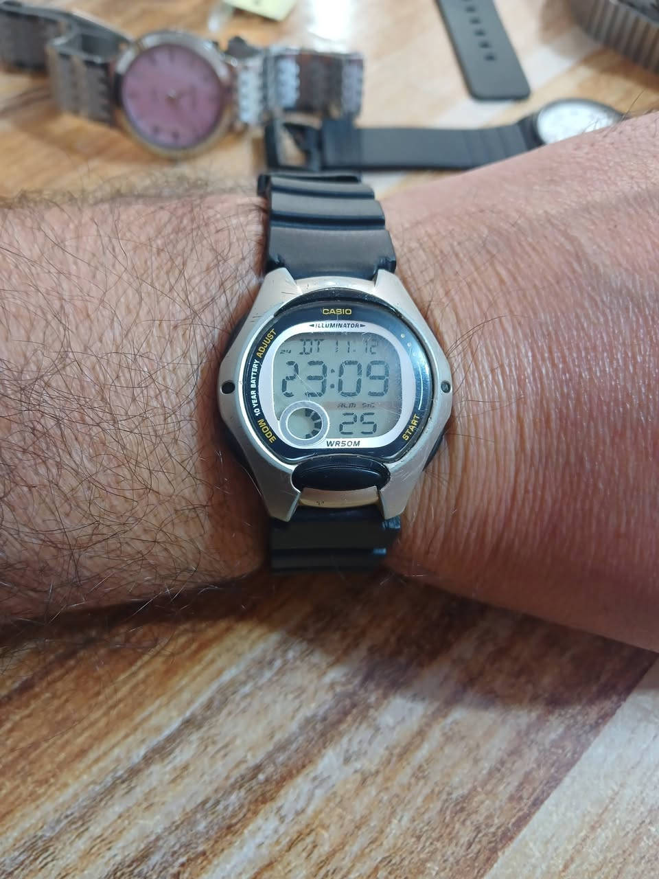 المواصفات الرئيسية للساعة:
عمر البطارية: تتميز ببطارية تدوم لعشر سنوات تقريبًا.
مقاومة الماء: الساعة مقاومة للماء حتى عمق 50 مترًا، مما يجعلها مناسبة للسباحة الترفيهية لفترات قصيرة.
الشاشة والزجاج: تحتوي على شاشة LCD سهلة القراءة وزجاج كروي (Spherical Glass).
الإضاءة: مزودة بإضاءة خلفية LED (Illuminator) لتسهيل القراءة في الظلام.
الوظائف الإضافية: تشمل ساعة إيقاف بدقة 1/100 ثانية، توقيت مزدوج، منبه يومي، وتقويم تلقائي. 
السعر 30 الف مع توصيل بالعافيه الي ياخذها


**إذا كنت صاحب هذا الإعلان وتريد حذفه لأي سبب، رجاءا أرسل رسالة إلى الدعم الفني**