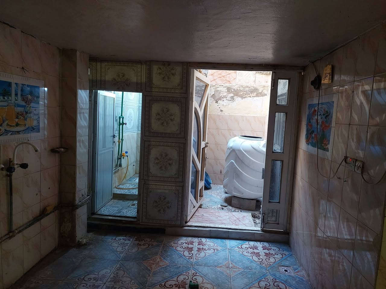 شقه للايجار في العمارات السكنيه قرب شارع الخمسين دار مكونه من غرفه اوهول اومطبخ اوحمامات اوترك اوطرمه  للتواصل
***********
