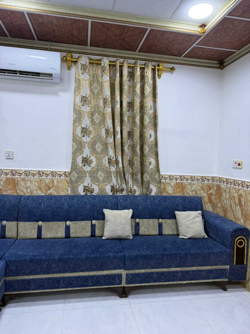 السلام عليكم 
تخم ديوان نظيف جداً وما يحتاج اي صرف وبدون اي ضرر   (القياس 7 امتار) متكون من 6 مقاعد والقماش بحالة ممتازة مع كوشات (العدد 5) 
وهذا الوصل مالت التخم مرفوق بصور مشترينهن ب425 الف
السعر 350 الف 
العنوان البصرة الامن الداخلي
 رقمي ***********
