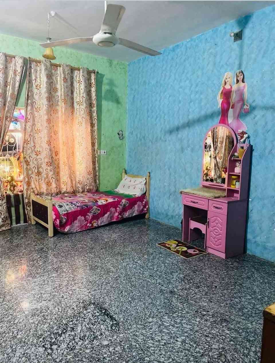 السلام عليكم بيت للبيع مساحته 400 يحتوي ع استقبال وهول وغرفتين ومطبخ حار وبارد وصحيات دخليه وخارجيه سند 25 ويحتوي ع محل مكان البيت حله كريطعه مقابل سيطره الوزير السعر 120 وبي مجال الاستفسار الاتصال ع الرقم ***********
