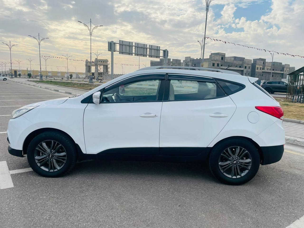 اسلام عليكم للبيع هونداي توسان موديل 2015 خليجي 
ماشيه 130 الف كيلو متر 
رقم كربلاء دولي جديد
محرك 2000دوش السياره جديده وجاهزه من كلشي تبريد تدفئه 
حداديه تخم تاير 
السعر 133
للاستفسار اكثر اتصل / ***********
عنوان السياره كربلاء المقدسة اخون مكلف بنشر بيع فقط
