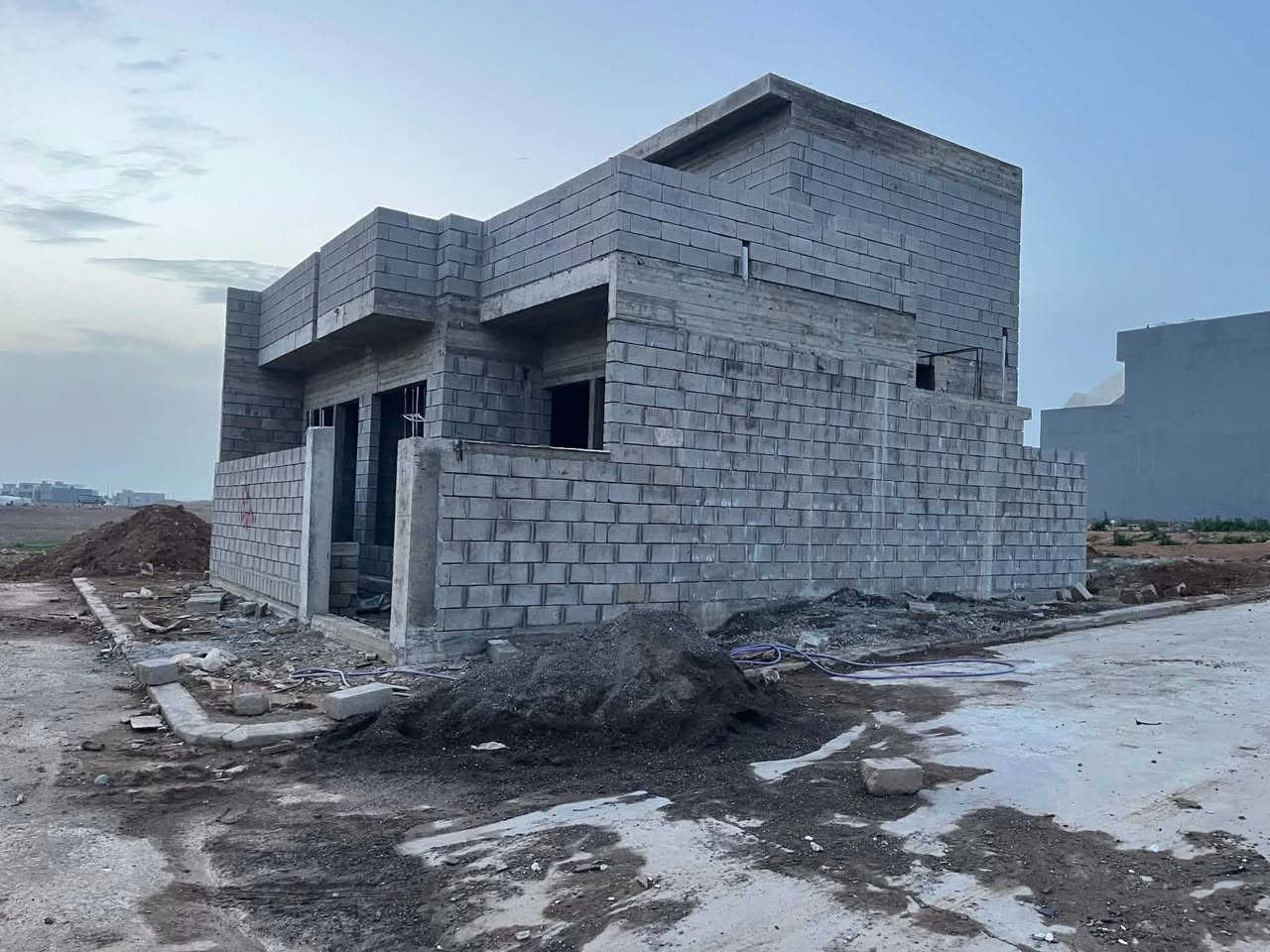 🏡 دار للبيع في حي التربية الخامسة (قرب الحديقة) 🏡
يعلن مكتب ضفاف النيل عن بيع دار سكنية:
 المساحة: 105م (الواجهة 10م) | رقم العقار: 439/302
 البناء: طابق وبينونة
 التفاصيل: غرفة نوم، هول واستقبال مفتوحين، مطبخ، وصحيات.
💰 السعر: 36 مليون + مطلوب 16 مليون للجمعية (تُسدد أقساط).
📞 للاستفسار والتواصل:
*********** | ***********
