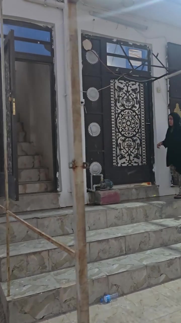 يتوفر طابق ثاني للأيجار 100 متر متكون من ثلاث غرف وصاله ومطبخ وصحيات حي الاسرى والمفقودين مقابل مستشفى الشفاء بدل الايجار 175 ألف عقارات ابو وحيد ***********
