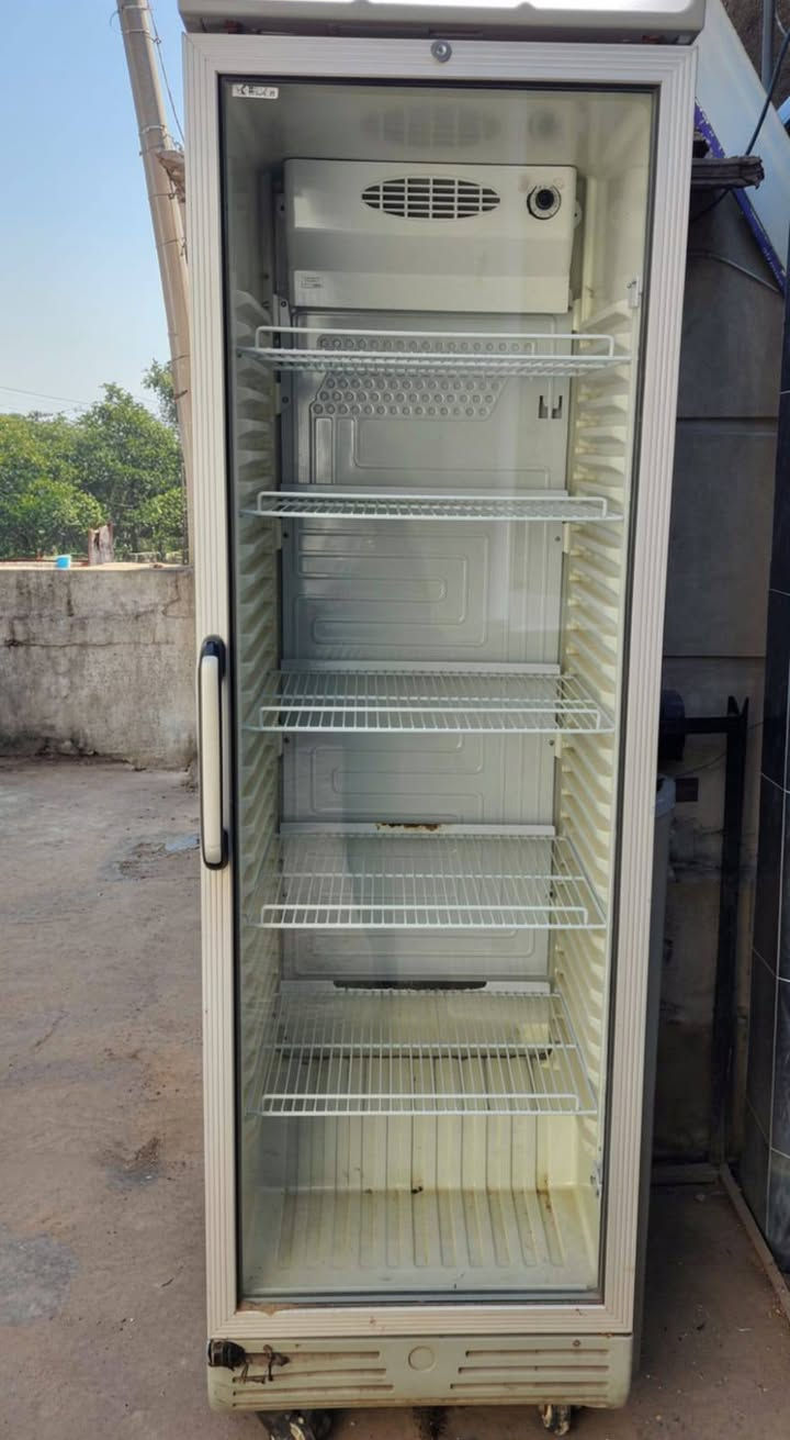 مكلف بالنشر للتوضيح 
يتوفر اغراض مطعم 
عارضه عدد 2 اليوكر الاصلي 
سعر الوحده 225 الف 
مجمده جديده مستخدمه قليل سعرها 300 الف 
منقله شوي حجم كبير 150 الف 
كريل همبركر نظيف سعر 125 الف 
شوايه مال كص سعرها 200 الف 
رقم الهاتف *********** 
عنوان بغداد حريه دور نواب ضباط شارع المشجر
