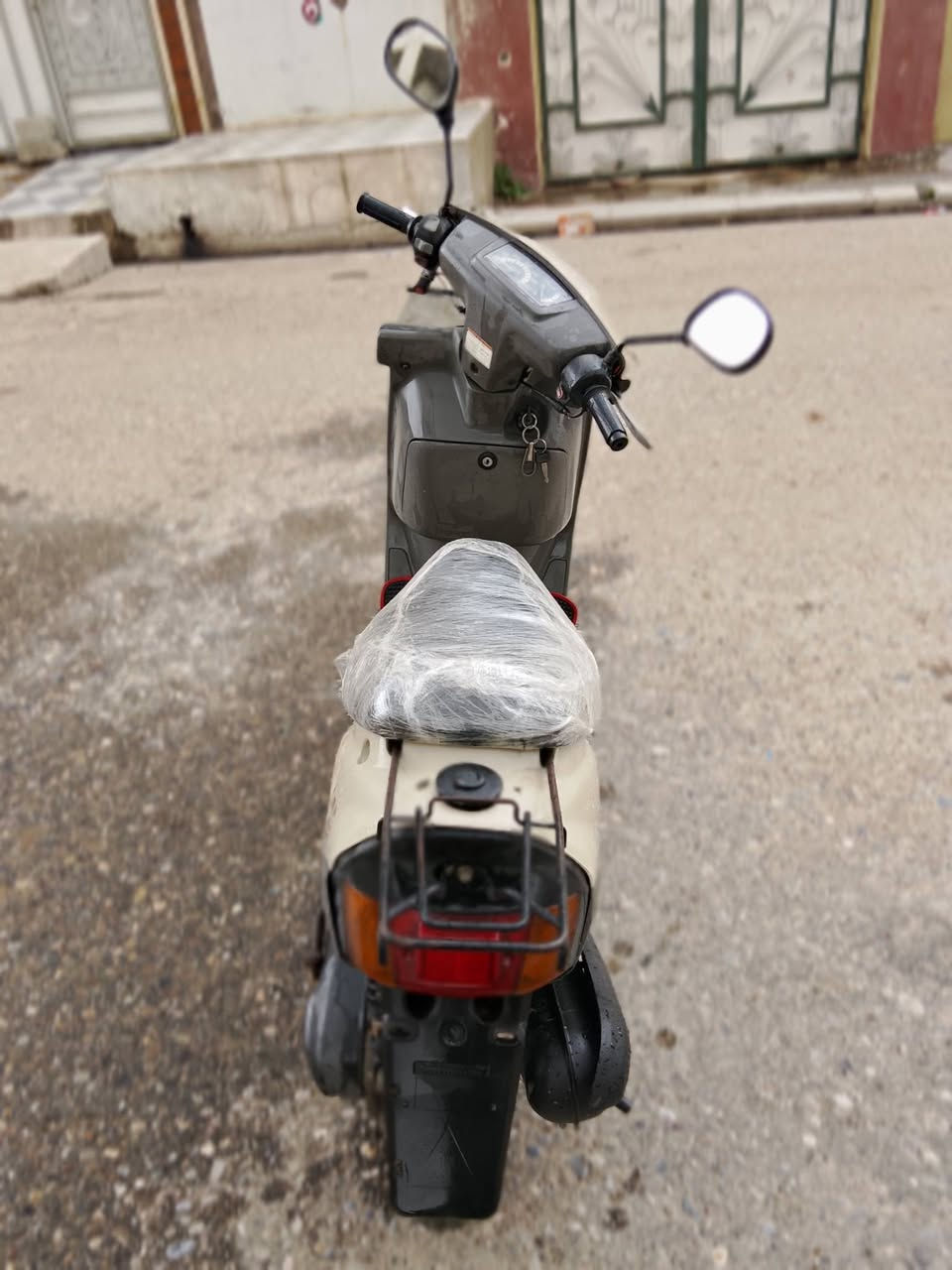 بزونة للبيع (نظيفة وجاهزة) 🏍️🔥
✅ المواصفات:
المحرك: شغال هندر واحد (نقرة) ⚙️.
الكهربائيات: وايرمنية كاملة وكلها شغالة 🔌✨.
الحالة: تحريك معدل فول، الشاصي مكسور جه وحده وملحوم تقوية للجهتين .
الملاحظات: السلف يدير بس ما يشغل (احتمال دشلي سلف). الباتري جديد
تايرات جدد. صالنصه جديدة 
معمر مرة وحده بس بستن
📍 المكان: الموصل - الجانب الأيسر.
💰 السعر: 180 ألف (وبيه مجال حك الجية) 💵.
***********
***********
