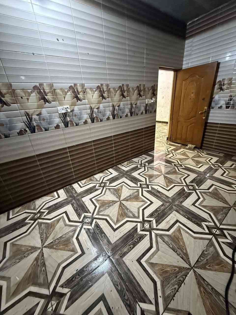 سلام عليكم بيت لإيجار بدايت
شارع الذاعه بيت طابقين اربع
غرف نوم مطبغ ستقبال
+حديقه+كراج الاستفسار ***********
