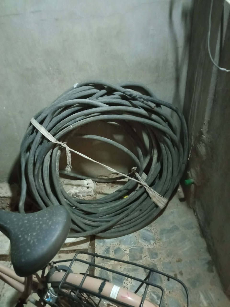 السلام عليكم متوفر كيبل 4*35 طولة اكثر من 50 متر المكان 
النجف مامتواجد فيس الرقم ***********
