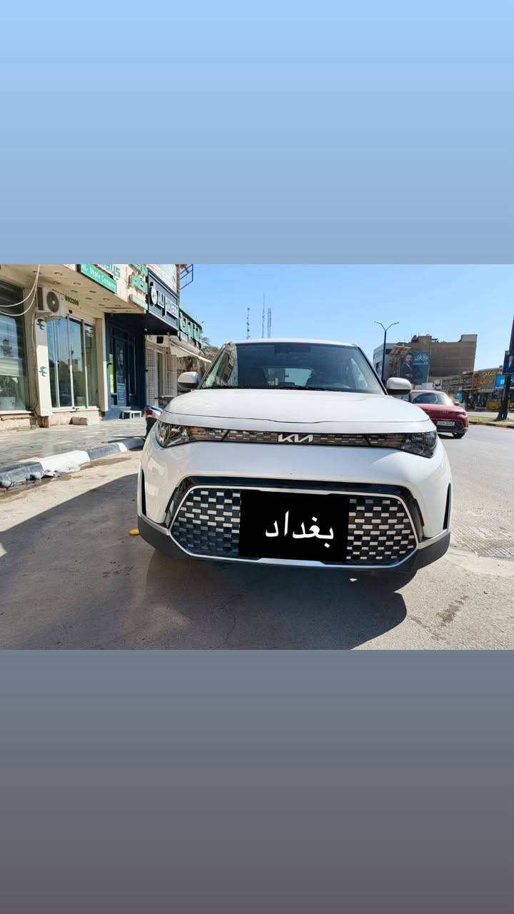 ‏:  2024: KIA: SOUL EX
اللون : ابيض صدفي 
سعه المحرك :  2.0 DOHC دوش
المسافه المقطوعه : 8000 mi
----------------------------------
🚘 المواصفات 🚘
وارد امريكي  🇺🇸
بصمه
فتحه
شاشة العدادات ديجيتال
شاشه 
كاميرا
كراسي كهرباء
تدفئة مقاعد اماميه
فرش جلد و مخمل
تحكم سرعه
تحكم مسجل
شاحن وايرلس
ويل 17
نظام عرض الكاميرا
تشغيل عن بعد
حساس تجاوز
تحديد مسرب
‏DRIVE MODE
----------------------------------
⭕️ حادث السياره الجاملغ الامامي اليسار تبديل الاصلي  نفس  اللون  / و الدعاميه الاماميه تبديل اصلي نفس اللون
جميع الايرباكات: سليمه

----------------------------------
💲 السعر على الخاص 💲
----------------------------------
☎️ للاستفسار  يرجى الاتصال على الرقم التالي☎️
⬇️                            ⬇️                           
‏***********– Whatsapp 
📍 العراق - بابل  -الحله - شارع 40
