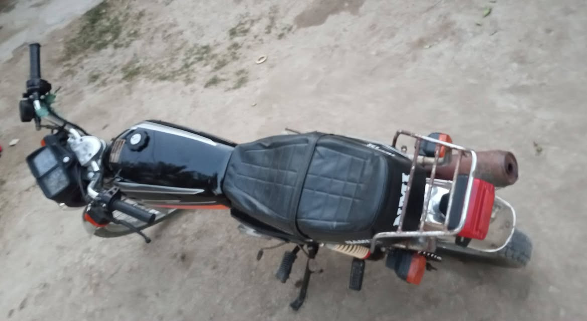 سلام عليكم ورحمة الله وبركاته
للبيع أو المراوس 
نامه امتياز موديل 2023
أوراق كامله 
دراجه حلوه بس سبرنك مال الهندر فالت 
السعر 375 وبيها مجال 
*********** واتساب او اتصال
