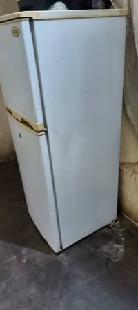 ثلاجة وسط