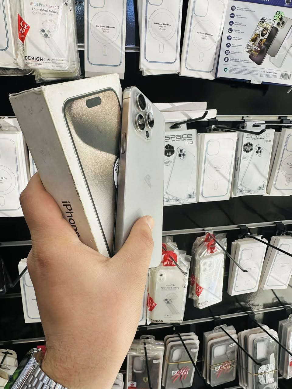 السلام عليكم 🫡
للبيع iPhone 15 pro max 
ذاكره ٢٥٦ 
بطاريه ٨٩٪؜ بلاد لا معلايه ولا ملعوب بيها 
نموذج M شرق اوسط الجهاز 
نضافه٩٥٪؜ لون تيتانيوم 
الجهاز كله شغال مابيه اي خلل فقط مبدل شاشه نوعيه حلوه لا شكل ولا شمر والاوانها واستخدامها كلش حلو الباقي بلادي الجهاز كله شغال صوت اتصال انترنيت كامرات فيس ايدي هزاز كله شغال + ضمان يومين ب الجهاز السعر قفل ٦٧٠ الف من الاخير مكاني بغداد مدينه الصدر رقمي ***********
