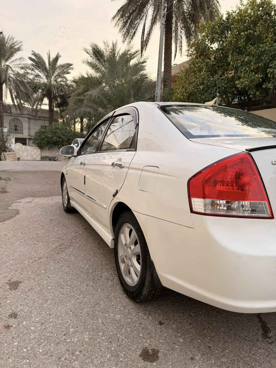 "السلام عليكم
كيا سيراتو خليجي موديل ٢٠٠٨ 
مواصفات السياره 
ويل كب تخم تاير 
كامره + شاشه
مثيت سرعه 
كشنات تدفئه
مري جانبيه كهرباء + شفط
رقم ديالى بسمي 
تدفئه وتبريد شغال 
السياره كامله مكمله اي نقص ما بيها والحمد لله 
مكان السياره ديالى بعقوبه 
السعر ٩٣$ 
للاستفسار الاتصال ***********
