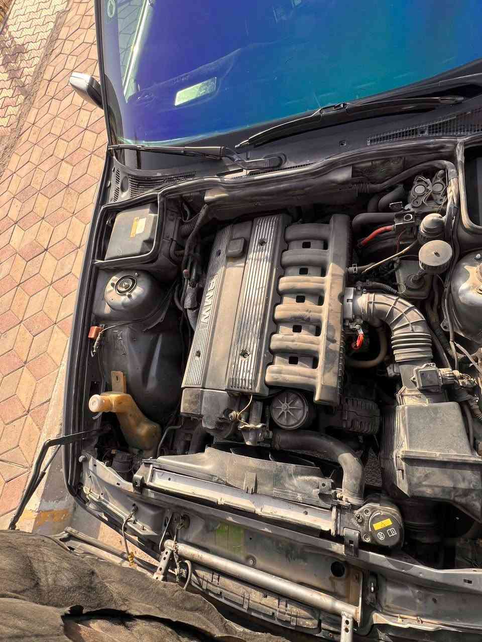 السلام عليكم بي ام 520 محرك مسكر فانوص كير جديد حداديه جديد تبريد شغال صبغ جماليه  السعر 63 بيه مجال ***********
