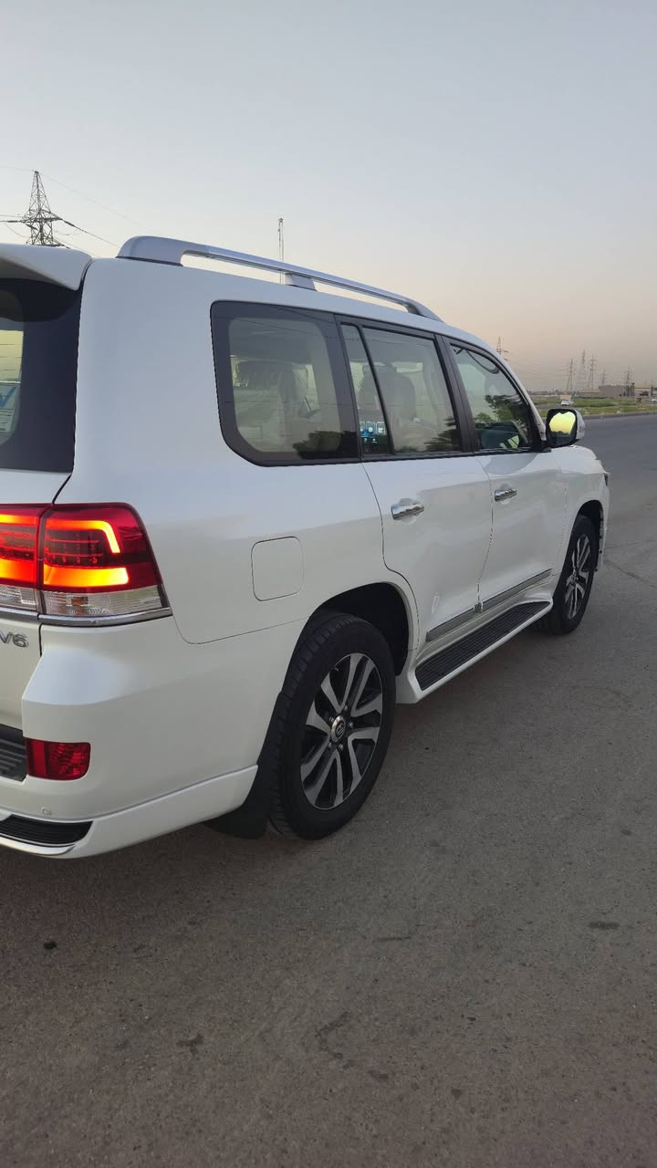 السلام عليكم ورحمة الله
لاندكروز موديل 2019 ساز باب أول رقم بغداد الجديد بأسمي تحويل مباشر ماشية 106 الف كيلو فول مواصفات معروفة مواصفاتها للجناي كفالة من الصبغ والتبديل محرك 6 سلندر...
السيارة بيها سحب PDR قليل جدا موضح بالسونر 
محرك 6 سلندر 
بصمة أبواب وتشغيل 
فتحة سقف 
حساس أمامي وخلفي أصلي 
تبريد ثلاث قطع 
ثلاث شاشات أصلية
فور ويل 
كشنات جلد 
كشنات كهرباء ثلاث حركات 
فول لايت زينون 
صندوق كهرباء أصلي 
وبعد اكو مواصفات معروفة للجناي 
مكاني بغداد الدورة 
السعر 485 وبيها مجال للشراي 
***********
***********
