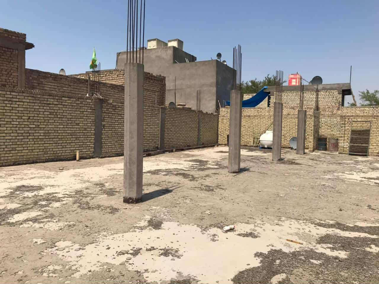 سلام عليكم/بنايه تجاريه ملك طابو صرف على شارع العام بدايه الرحمانيه تبعد عن نهر دجله 3دقائق يعني خلف البنايه الفاصل فقط الشارع العام كورنتيش مقهى البيروتي مساحه 300متر واجهه 13 نزال 25متر طابق الثاني فقط سقف يمكن إنشاء 4شقق حسب الخارطه حاليا معرض يمكن تقطيع سعر المتر 3وربع بي بي مجال اتصل وتدلل ***********-----***********
