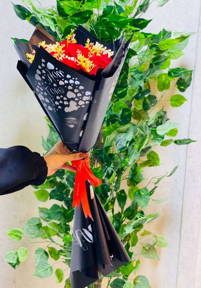 "🎀🔔 هدايا عيد الحب 🎁🎁

كل لحظة تستحق الورد ..وكل هدية  تستحق تبقى معاك للابد 🌷
بوكي ساتان ورد صناعي تحتوي على 10 وردات + ورد فانيل مصنوع بحب وتفاصيل راقية تعبر عن مشاعرك بأناقة ✨🌺

✅سواء عيد ميلاد ، زواج ، خطوبة ، او مفاجئة لشخص غالي .
✅ختار اللون لي كيعجبك .وخلي الجمال يوصلك حتى لباب دارك .

😘 كارت العبارة حسب طلب ك/ج 😱

🚘يوجد خدمة توصيل لجميع محافظات العراق🚘


**إذا كنت صاحب هذا الإعلان وتريد حذفه لأي سبب، رجاءا أرسل رسالة إلى الدعم الفني**