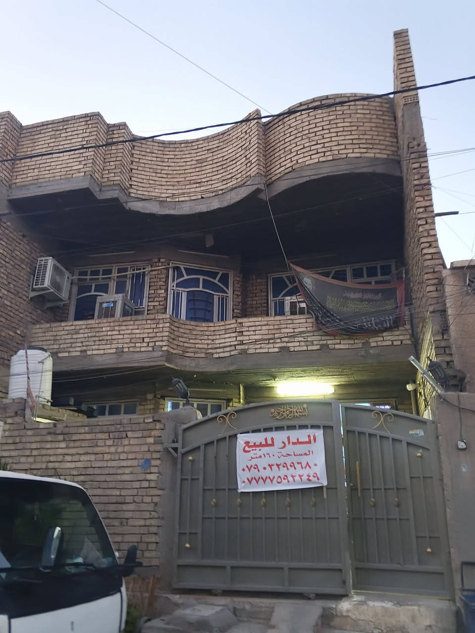 السلام عليكم 
بي مساحة 160
يحتوي على 6 غرف نوم 
صحيات 3
استقبال و مطبخ 
مكان قطاع 2
***********
