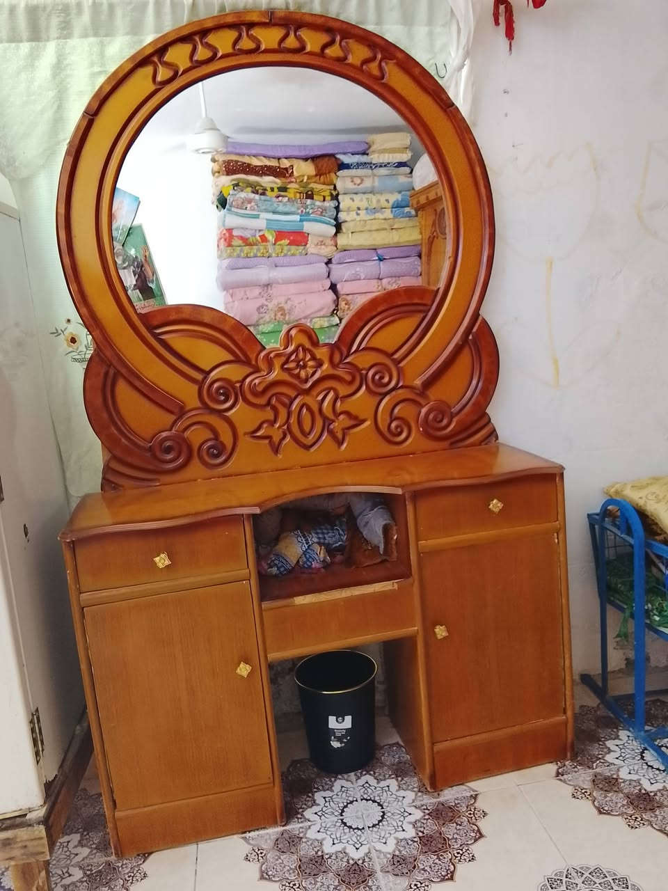 السلام عليكم غرفه للبيع السعر ٣٠٠وبيها مجال للاستفسار الاتصال على الرقم ***********
