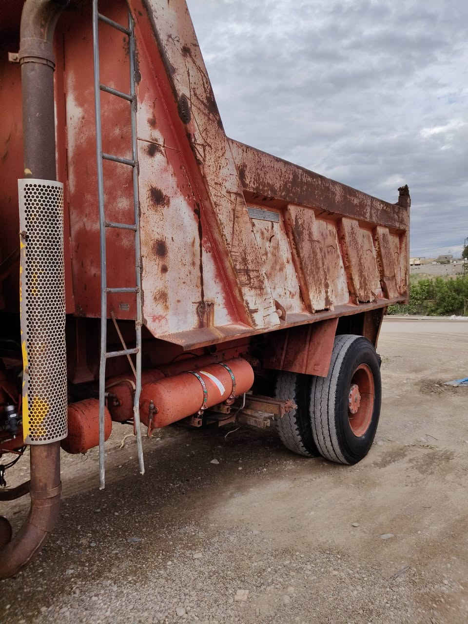 سلام عليكم سياره للبيع موديل 81 مكينه 128 سوبر شايلين السوبر منها مكينه بعدها ع الشركه مامفتوح بيها برغي مابيها قطره بخار شرط الفحص كير كفخ 4×4 مكفول لاصوط ولا تفليته اكسل مكفول البودي شوف العين نصيف كلش قماره شوف العين بيها خياس قليل بالكاعيه سياره كاملة شغاله مكان السياره ديالى شهربان سعرها 10 مليون بدون رقم ماابيع الرقم وياها نطيك كوم حديد ***********
