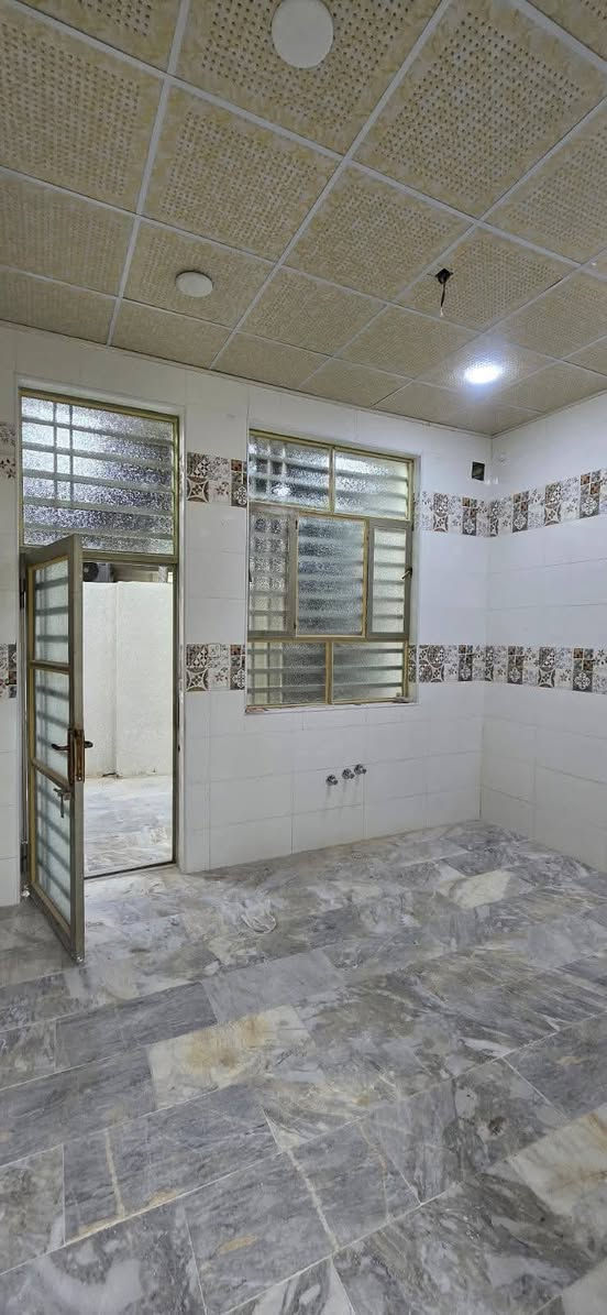 عندي بيت ١٠٠ متر للبيع زراعي سند 25 اقرار محكمة
البوبيات عمود 114 داخل الفرع يبعد عن الشارع تقريب 25م يحتوي على 4غرف واستقبال وصاله ومطبخ وثلاث صحيات
الطابق الأرضي مرمر درجة اولى
الطابق الثاني بورسلين ثقيل 2ملم
السطح فرشي
بناء جديد وبعده ما مسكون 
السعر 135 مليون
***********
