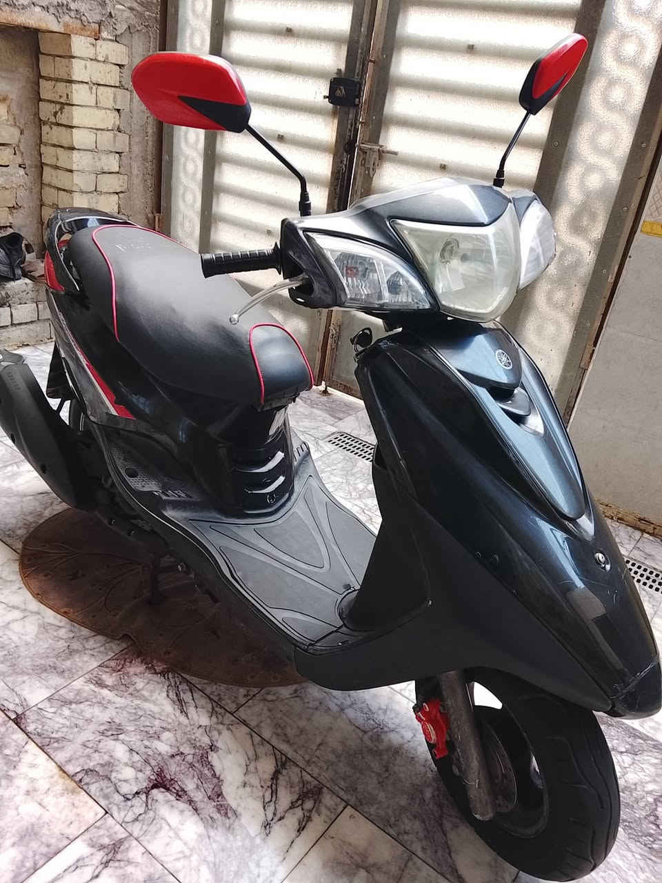 السلام عليكم، قبل كلشي خلينة نتفق من هسة ( تجي تفحص وين متريد او جيب وياك فيتر بكيفك )،
الدراجة بريز ببغاء مال جناي نظيفة وما متعبهة، محركهة مكفول مامفتوح، مامتعوب ابداً
ناعم بشكل مو طبيعي ما شاء الله، الدراجة جايبهة من البيت للمدرسة ( ومرات اطلع بيهة اجيب 
صمون لو اخذلي فرة )، دراجة نشيطةة شلعة ومعدل، تشتغل سلف وهندر بأي وقت كان، 
من الاخير الدراجة اخت الرمبة ومثل ماگلت تجي تفحص وين متريد، الدراجة بدون اوراق 
مكفولةة من السرقة تجي تاخذهة من باب بيتنة، 
بالنسبة للسعر رايدهة ب "850" بيهة مجال قليل، لحد يكسر بالسعر، اذا متعرف سوق الجديد لاتتعبني
( الدراجة بالواقع احلا)  
مكاني بغداد مدينة الصدر، رقم الاتصال ***********
