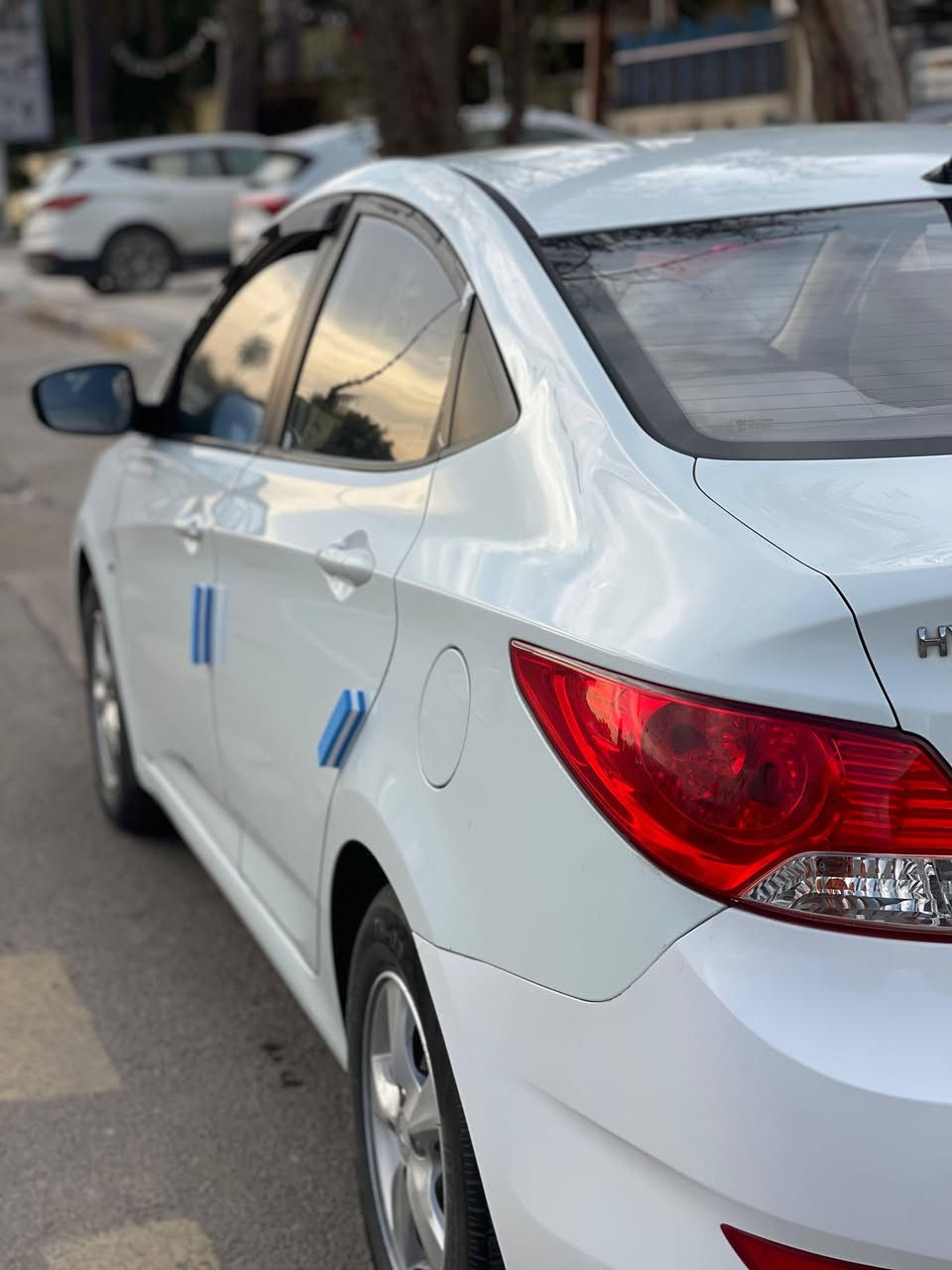 اكسنت 2013 خليجي 
محرك: 4 سلندر
سعة: 1.6 لتر دبل قطره
كير
أو أوتوماتيك 
نوع البنزين: عادي
بلوتوث 
تحكم من الاستيرن
قفل مركزي + ريموت
زجاج كهرباء
شاشة
تبريد وتدفئه

🛡️ الأمان
وسائد هوائية ( ايرباك )

               (ABSمانع انزلاق)
نظام مانع الانزلاق �
اقتصادية جداً بالبنزين

السياره بيه أدامة بالصدر بالامامي والخلفي جيد جدا 
بيه باب صبغ وحده وبارد قليل جدا بالجاملغ 
سياره استخدام شخصي نظفيه جدا 

السعر 103 ورقه وبي مجال شي قليل 
 المكان بغداد الحريه
***********
