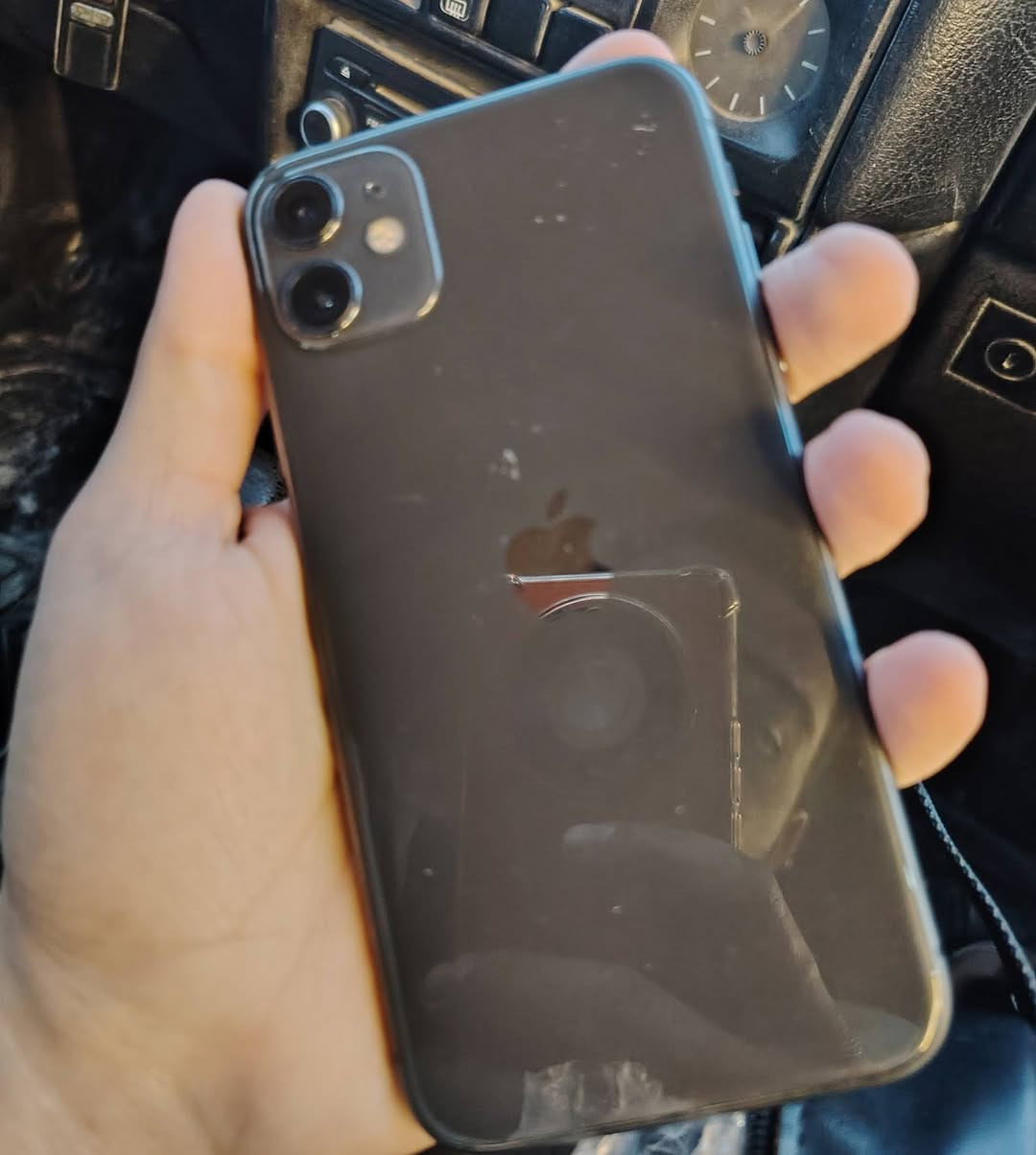 ايفون 11 عادي
128
بطاريه 74
فيس ايدي شغال
جهاز ممفتوح ابدا
بيه نقطه سوده بطرف شاشه ممبينه ولا مأثره 
سعره 165
***********
