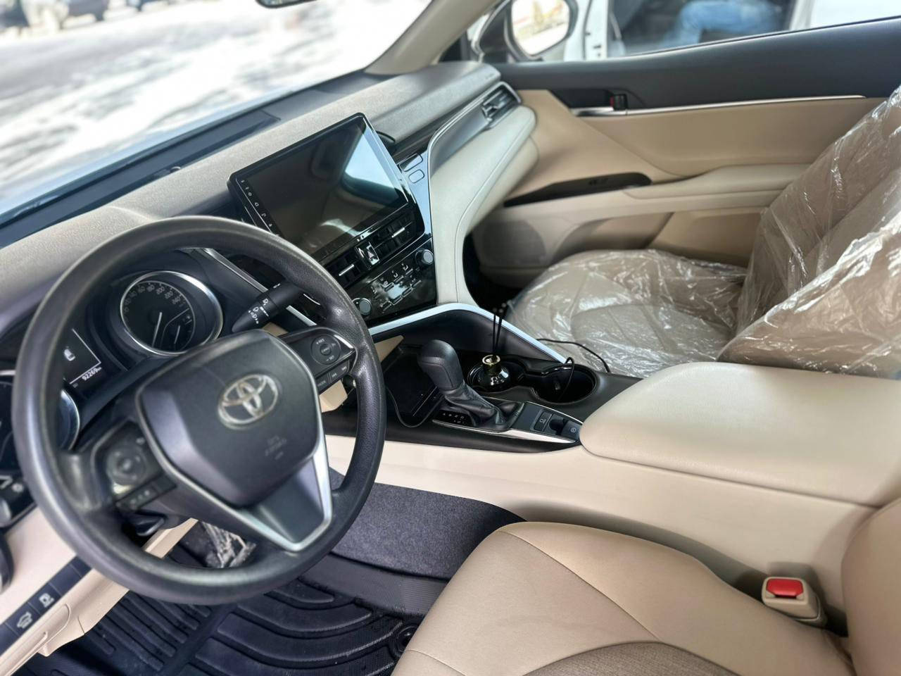 تويوتا كامري 2022 شركة  ماشية 90 الف كيلو بيها شبر تعديل بل باب وراء سكن بدون صبخ سيارة مواصفات LE حساسات رادار تحويل غرامة بشرط سعر سيارة 225 بيها مجال شراء يتصل الارقام تالية علي واتساب ***********
