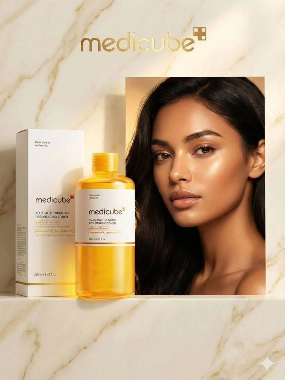 ✨تونر Medicube Kojic Acid Turmeric Resurfacing Toner هو منتج للعناية بالبشرة مصمم للمساعدة في توحيد لون البشرة، تقليل البقع الداكنة، وتحسين ملمس البشرة. يجمع هذا التونر المقشر بين مكونات فعالة لتقديم نتائج واضحة.

✅ المكونات :-
✔️حمض الكوجيك والكركم: يعمل الثنائي الغني بمضادات الأكسدة على تفتيح البقع الداكنة والتصبغات الناتجة عن حب الشباب أو أضرار أشعة الشمس، مما يعزز لون بشرة أكثر إشراقاً وتوحيداً.
✔️النياسيناميد (فيتامين B3): يساعد على تحسين ملمس البشرة غير المتكافئ، تضييق المسام، وتعزيز إشراقة البشرة.
✔️حمض الجليكوليك (AHA): يقشر خلايا الجلد الميتة بلطف، مما يجعل البشرة أكثر نعومة ونقاءً.
✔️8 أنواع من حمض الهيالورونيك والسيراميد والبانثينول: توفر ترطيباً عميقاً لمواجهة أي جفاف قد يسببه التقشير، مما يحافظ على راحة البشرة ونعومتها. 
✔️للوجه والجسم: يمكن استخدام هذا التونر على الوجه ومناطق الجسم الأخرى المعرضة للاسمرار أو الاحتكاك مثل تحت الإبطين والمرفقين والركبتين.
✔️ يمتاز بتركيبة خفيفة سريعة الامتصاص دون ترك بقايا لزجة.
#الاصلي المنشأ كوريا 🇰🇷💯

🚘 يوجد خدمة توصيل لجميع محافظات العراق ٤ الاف 🚘


**إذا كنت صاحب هذا الإعلان وتريد حذفه لأي سبب، رجاءا أرسل رسالة إلى الدعم الفني**